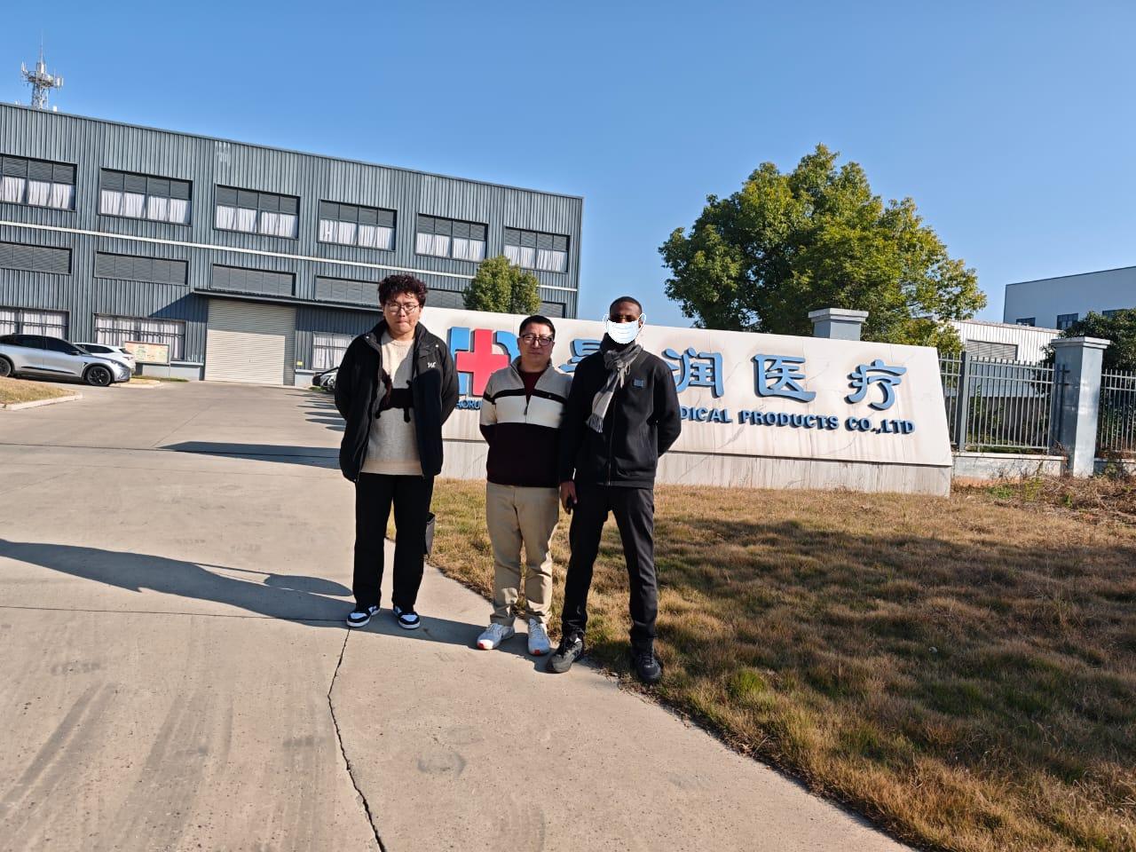 アフリカの顧客が 2025 年 12 月 15 日に当社の工場を訪問: 緊密な協力の可能性を促進